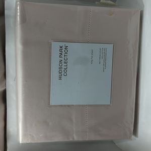 BNWT Hudson park Collection King Flat Bedsheet 100% Egyptian cotton600TC rose